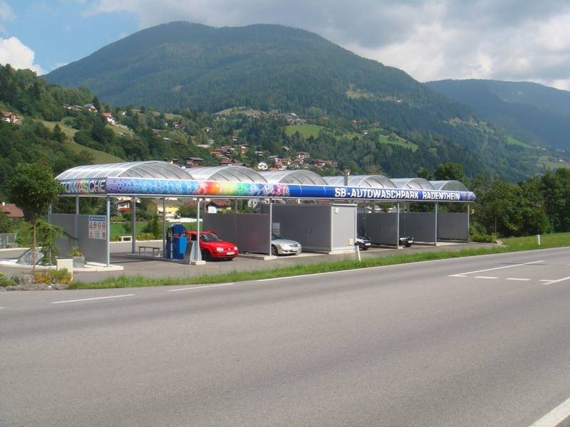 Der SB-Autowaschpark Radenthein von der Straße aus, mit der bunten Dachblende über den Waschplätzen
