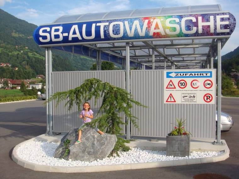 Waschplätze unter dem Dach der Anlage